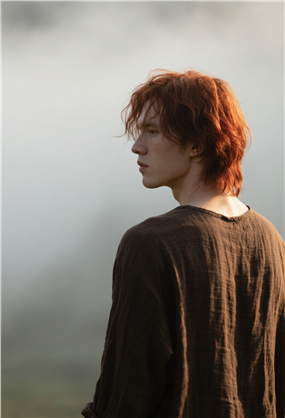 欧美朦胧感帅哥背影写真图片